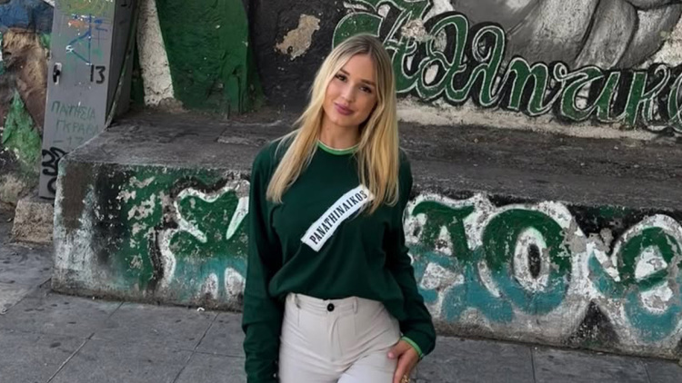 Η κούκλα δισέγγονη του Πούσκας φωτογραφήθηκε στην ιστορική Λεωφόρο: Στο γήπεδο που όλα ξεκίνησαν για τον παππού μου, έγραψε 