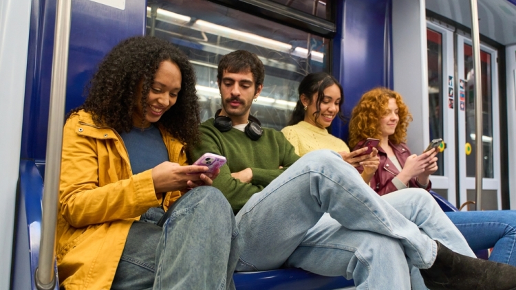 Ένας στους δύο Ευρωπαίους «λαθραναγνώστης» της οθόνης κινητού αγνώστων σε δημόσιους χώρους