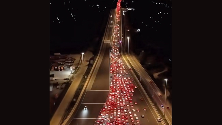 Video: Δείτε το ιστορικό πασχαλινό μποτιλιάρισμα απο ψηλά