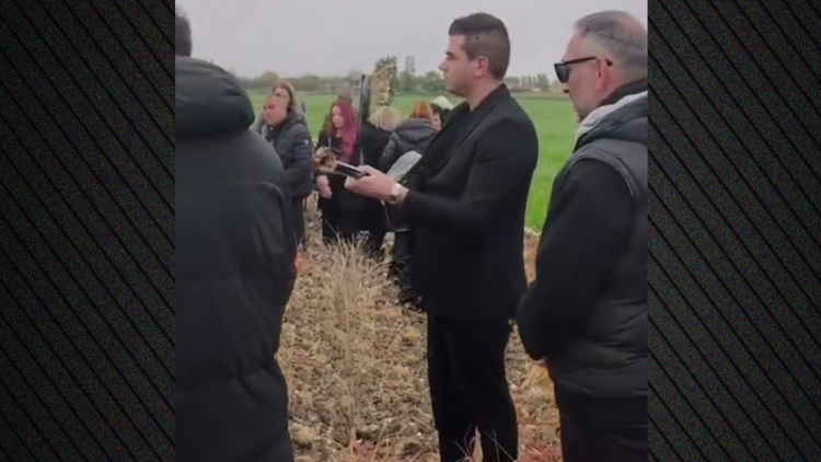 «Σαν πληγωμένο αετόπουλο στο χώμα»: Το συγκλονιστικό αντίο με μπουζούκι στον Στέφανο Μπορμπόκη, δείτε βίντεο 