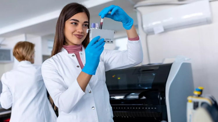 «Έξυπνο» τεστ αίματος ανιχνεύει τον καρκίνο πριν εμφανιστούν συμπτώματα