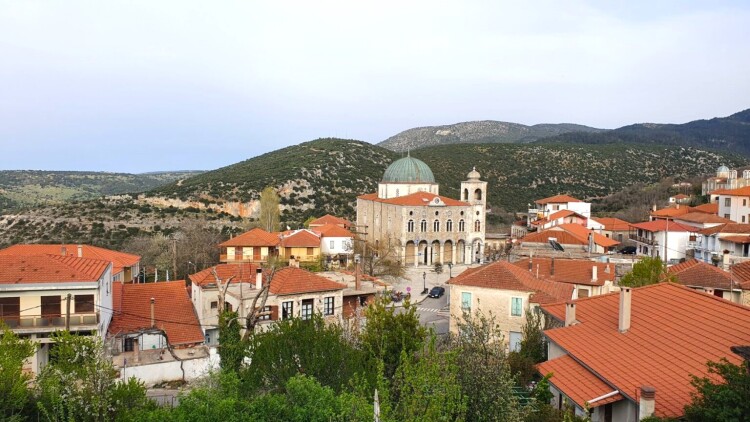 «Bουνό, φύση, ηρεμία και θάλασσα σε 40 λεπτά»: H Μαίρη Μηλιαρέση γράφει για τον Άγιο Πέτρο Κυνουρίας