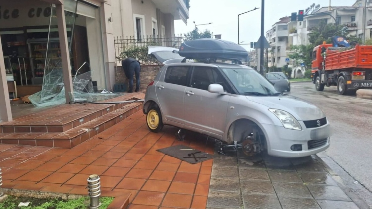 Αυτοκίνητο έπεσε πάνω σε τζαμαρία φούρνου στο Αγρίνιο