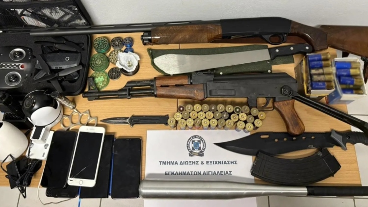 Συλλήψεις για την άγρια επίθεση σε καφετέρια στο Αίγιο: Βρήκαν καλάσνικοφ, ματσέτα και σιδερογροθιά στα σπίτια τους