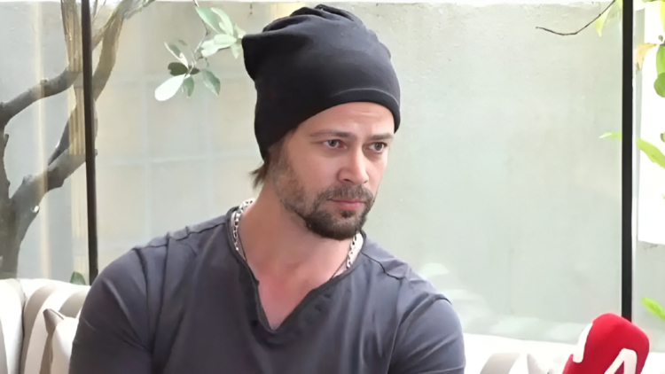 Άρης Κόντος: Με τράβηξαν φωτογραφία με την τότε κοπέλα μου και βγήκε τίτλος στα περιοδικά ότι ο Μπραντ Πιτ απατούσε την Τζένιφερ Άνιστον