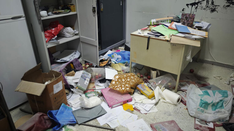 Βομβαρδισμένο τοπίο το 5ο λύκειο της Γλυφάδας: Βανδάλισαν, έκλεψαν και άραξαν με καρέκλες στην ταράτσα, δείτε εικόνες