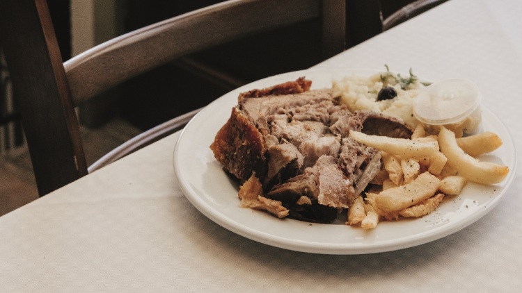 Γουρουνοπούλα ψητή από την ταβέρνα Κουμπούρης στο Λεβίδι Αρκαδίας
