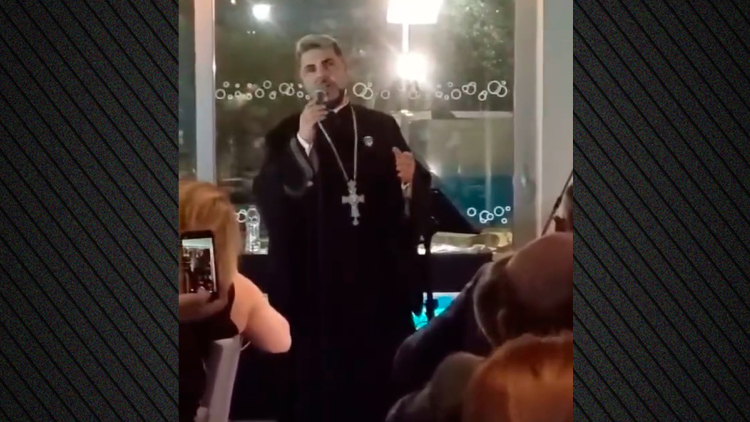 Ο νέος στρατιωτικός ιερέας της Καλαμάτας τραγουδάει Μάκη Χριστοδουλόπουλο σε μεζεδοπωλείο, δείτε βίντεο