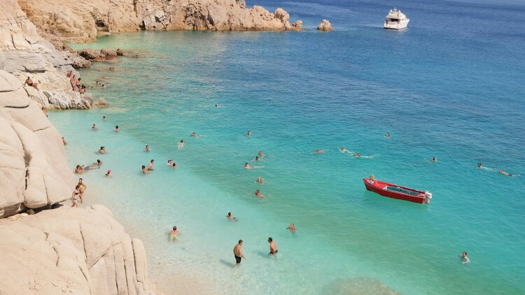 «Εδώ η έλλειψη άγχους κάνει τον χρόνο να σταματά»: H Ικαρία της τραγουδίστριας, Λίνας Ροδοπούλου