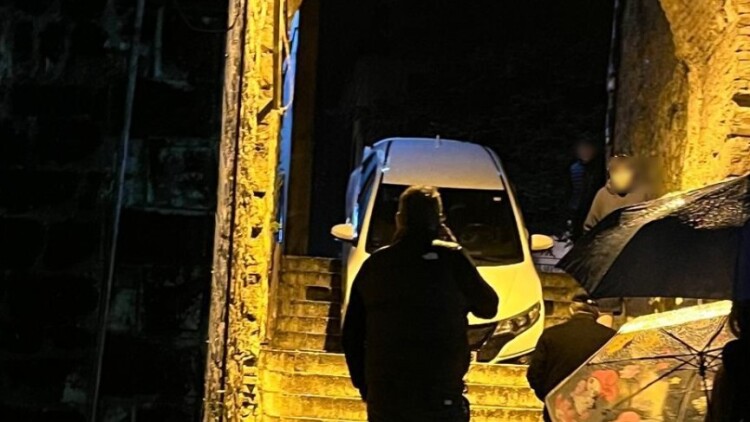 Ιωάννινα: Αυτοκίνητο σφήνωσε στα σκαλιά πύλης του Κάστρου, δείτε φωτογραφίες