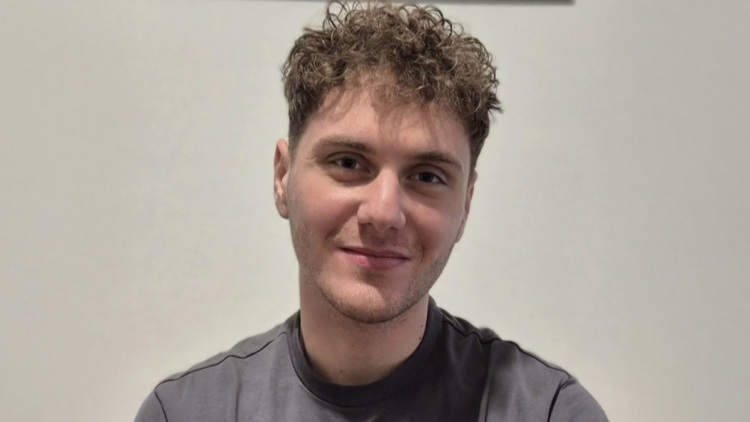 Υποτροφία σε μαθητή που για έξι χρόνια πήγαινε με καΐκι σχολείο στον Μύτικα: Να έχετε κουράγιο, επιμονή και υπομονή λέει στους νέους