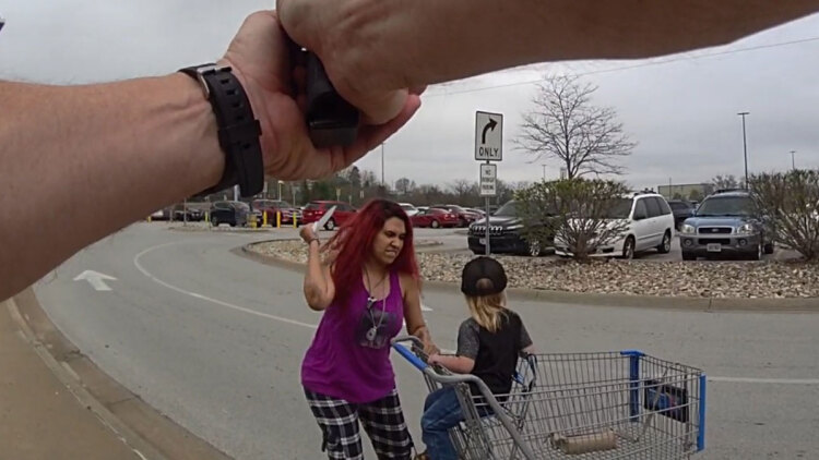 Αστυνομικός σκότωσε γυναίκα που έκλεψε καρότσι με παιδί και το μαχαίρωσε στη Νεμπράσκα