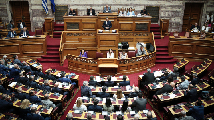 Πολιτικός πυρετός για τη συζήτηση για το κράτος δικαίου στη Βουλή την Πέμπτη: Με θεσμικές τομές η ΝΔ, το ενδεχόμενο πρότασης μομφής ζυγίζει η αντιπολίτευση