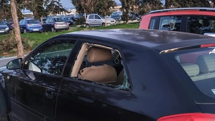 Νέο χτύπημα σε χώρο στάθμευσης κοντά στο αεροδρόμιο Ηρακλείου, άγνωστοι έσπασαν τουλάχιστον επτά αυτοκίνητα
