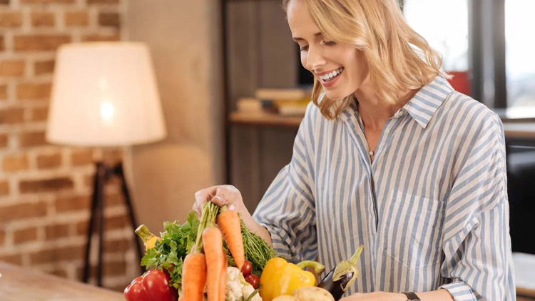 Πατήσατε τα 50; Τι να τρώτε για να προστατεύσετε το μυαλό σας από άνοια