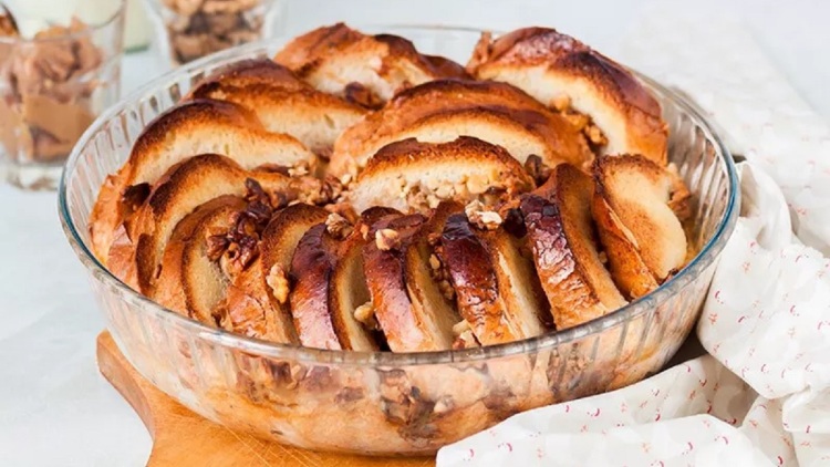 Πουτίγκα με τσουρέκι και ξηρούς καρπούς