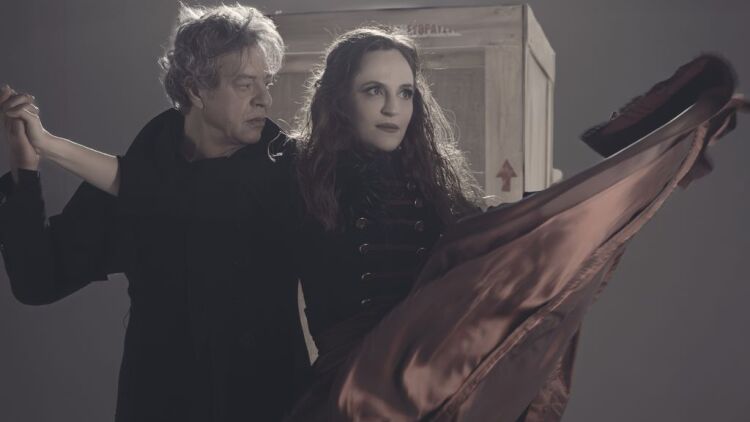 Γιάννης Τσορτέκης -  Έλενα Μαυρίδου: Ζευγάρι και στη σκηνή, στη «Δεσποινίδα Τζούλια»