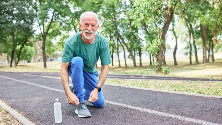 Μια φυσιοθεραπεύτρια αποκαλύπτει 6 λάθη άσκησης που κάνουν οι άνω των 60 ετών