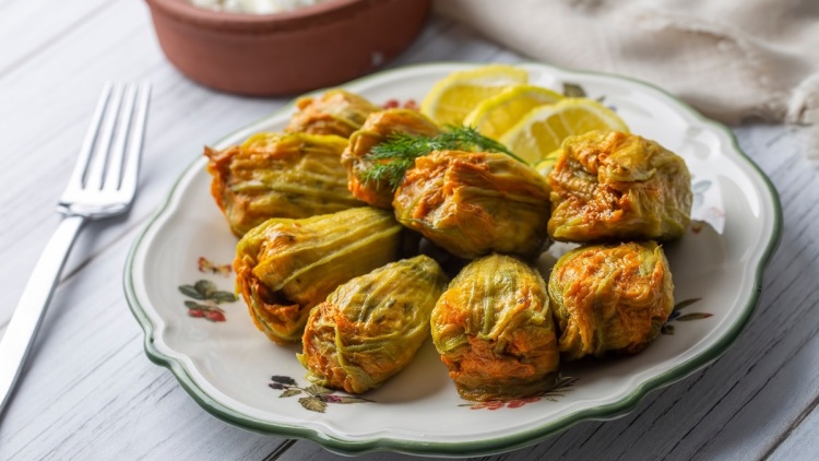 Με αμπελόφυλλα και κολοκυθοανθούς: 18 συνταγές για λαχταριστούς ντολμάδες