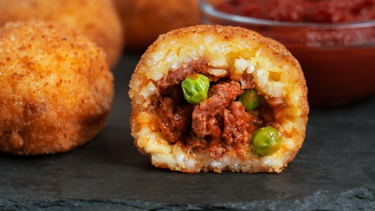 Φτιάχνουμε εύκολα arancini από το ρύζι που περίσσεψε την προηγούμενη