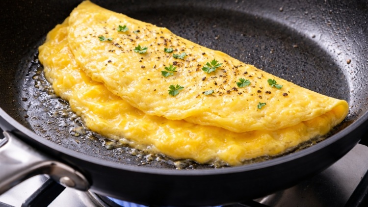 Πώς φεύγει η αυγουλίλα από τα σκεύη μας – Έξυπνες λύσεις με υλικά που έχουμε στην κουζίνα μας