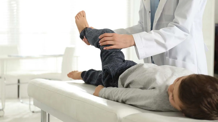 Επώδυνο ισχίο: Τι σημαίνει όταν το παιδί πονά στο μηρό ή το γόνατο – Τι να κάνουν οι γονείς