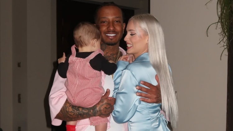 Ο Light φωτογραφίζεται με τη σύζυγό του και τον γιο τους