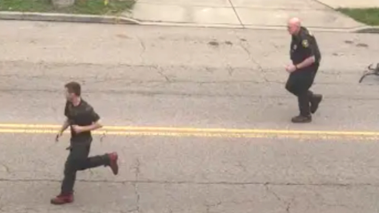 Viral η αποτυχημένη καταδίωξη ποδηλάτη από αστυνομικό στο Σινσινάτι: «Δώστε του σύνταξη τώρα» γράφουν για το βίντεο με τα πάνω από 10 εκατ. views