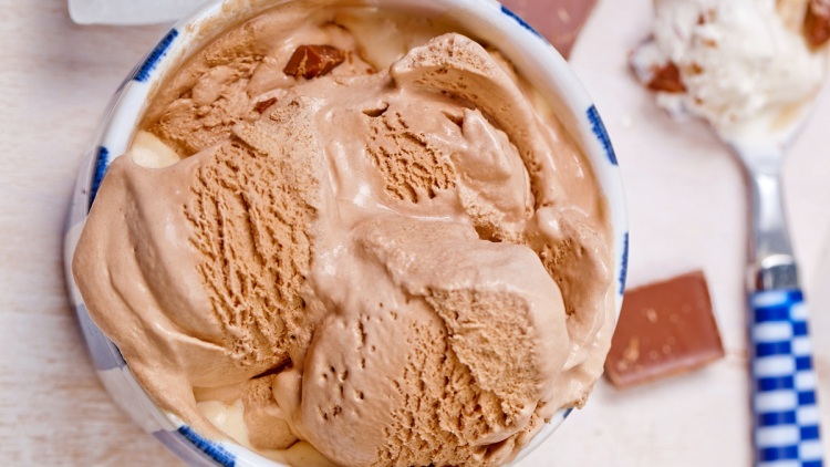 Παγωτό στο σπίτι χωρίς παγωτομηχανή: 5 εύκολοι τρόποι που πετυχαίνουν πάντα