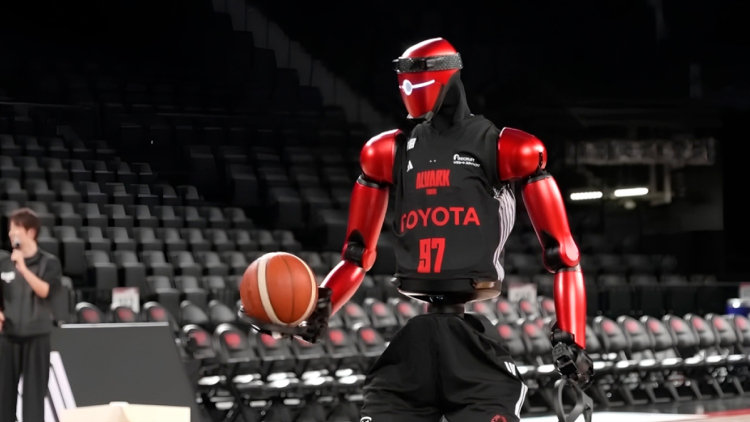 Δείτε βίντεο: Ρομπότ... μπασκετμπολίστας με ύψος 2,19 που βασίζεται αποκλειστικά στην τεχνητή νοημοσύνη εντυπωσίασε στο παρκέ