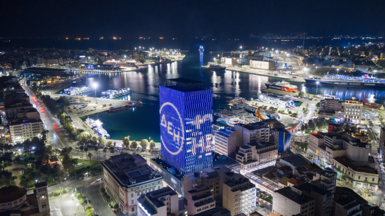 Ο Πύργος του Πειραιά φωτίστηκε στα χρώματα του ΔΕΗ Tour of Hellas, δείτε βίντεο
