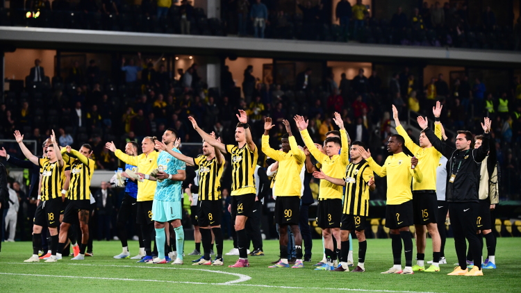 «Νάτοι νάτοι οι πρωταθλητές»: Αποθέωση για τους παίκτες της ΑΕΚ από τον κόσμο παρά τον αποκλεισμό από το Conference League