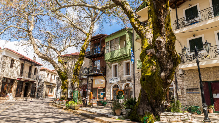 Από την Ήπειρο μέχρι τις Κυκλάδες: 5 ελληνικά χωριά για την Άνοιξη