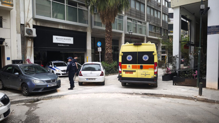 «Μιλούσε στα αγγλικά η γυναίκα, μετά τις κραυγές πήρα την αστυνομία» λέει ένοικος της πολυκατοικίας για τον θάνατο μυστήριο στο κέντρο της Αθήνας