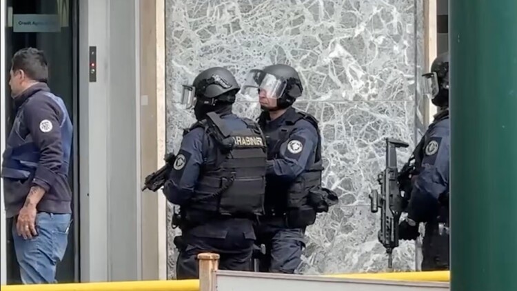 Κινηματογραφική ληστεία σε τράπεζα στη Νάπολη, οι δράστες μπήκαν από υπόγειο τούνελ, κράτησαν ομήρους και αφού άδειασαν τις θυρίδες διέφυγαν
