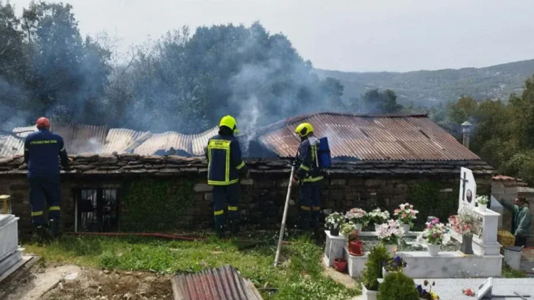 Φωτιά σε νεκροταφείο στα Ιωάννινα, στις στάχτες το οστεοφυλάκιο, δείτε φωτογραφίες