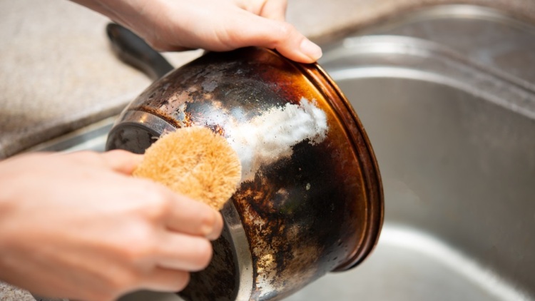 Ο πάτος της κατσαρόλας μαυρίζει και κιτρινίζει; Πώς καθαρίζει σωστά μέσα και έξω