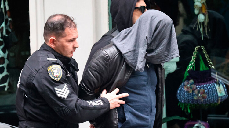 Μυστήριο με τη νεκρή γυναίκα σε πολυκατοικία στην Αθήνα: «Καβγαδίσαμε» λέει ο Ιταλός ύποπτος, με αμυχές και οι δύο, τι δείχνουν τα πρώτα στοιχεία