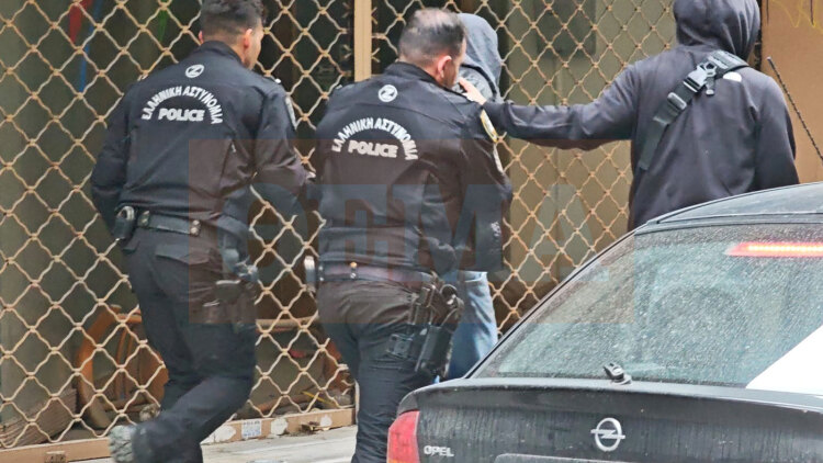 Μυστήριο με τη νεκρή γυναίκα σε πολυκατοικία στην Αθήνα: «Καβγαδίσαμε» λέει ο Ιταλός ύποπτος, με αμυχές και οι δύο, τι δείχνουν τα πρώτα στοιχεία