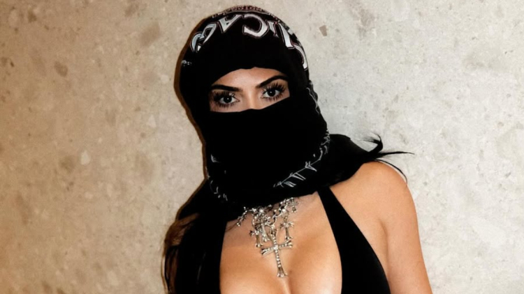 Η Κιμ Καρντάσιαν καθισμένη στα πόδια του Λιούις Χάμιλτον με αποκαλυπτική μπλούζα, δείτε φωτογραφία