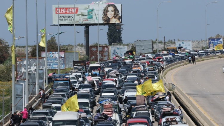«Απερίγραπτα τα συναισθήματα»: Με το σήμα της νίκης, άρχισαν να επιστρέφουν στα σπίτια τους χιλιάδες εκτοπισμένοι Λιβανέζοι