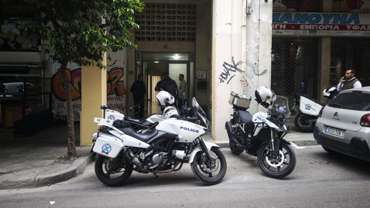 Θρίλερ με νεκρή γυναίκα σε ακάλυπτο πολυκατοικίας στο κέντρο της Αθήνας: Προσήχθη ένας ύποπτος 