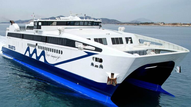 Στο λιμάνι του Λαυρίου εκτάκτως το «Champion Jet I» μετά τον τραυματισμό 32χρονου ναυτικού