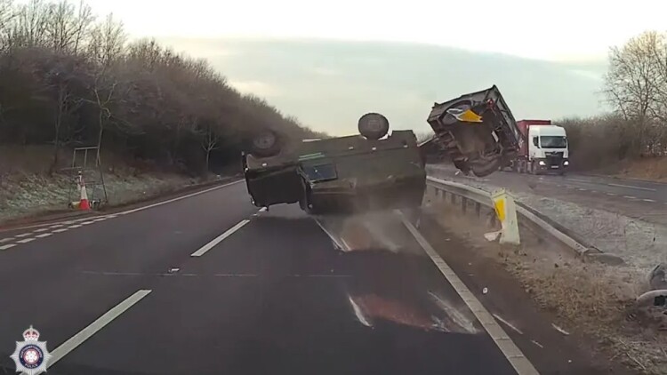 Δείτε βίντεο: Η τρομακτική στιγμή που στρατιωτικό όχημα ανατρέπεται σε αυτοκινητόδρομο στη Βρετανία