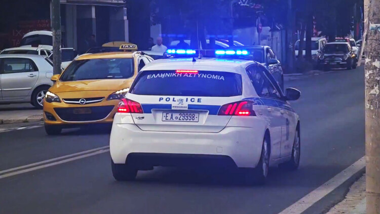 Μηχανή παρέσυρε και εγκατέλειψε ανήλικη στη Λιοσίων