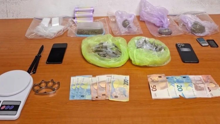 Συνελήφθησαν νεαροί με ναρκωτικά στον Άγιο Παντελεήμονα, λάμβαναν εντολές από το φυλακισμένο αφεντικό της αλβανικής μαφίας