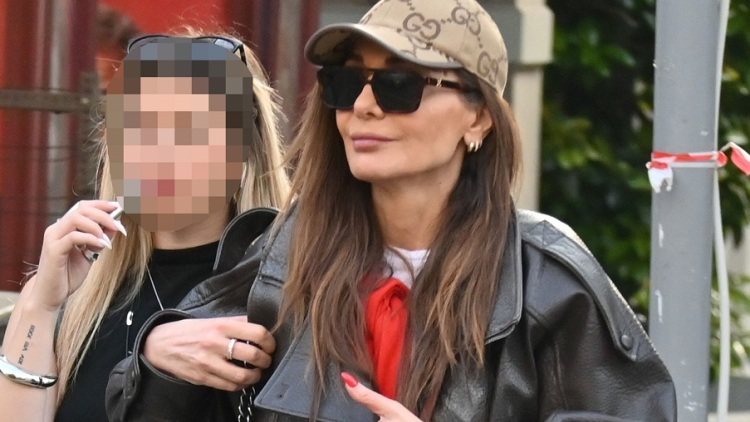 Δέσποινα Βανδή: Το δερμάτινο τζάκετ που επέλεξε για τη βόλτα της στην Αθήνα (εικόνες)