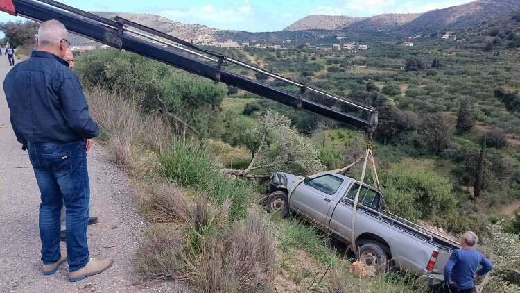 Ηράκλειο: Έψαχναν τον νεωκόρο για τη λειτουργία και τον βρήκαν εγκλωβισμένο στο αυτοκίνητό του που έπεσε σε γκρεμό
