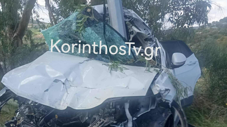 Σοβαρό τροχαίο στη Νεμέα, εγκλωβίστηκε η οδηγός, δείτε φωτογραφίες 
