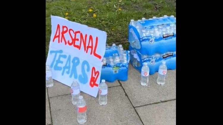 
Μάντσεστερ Σίτι: Πουλάνε μπουκάλια με... τα δάκρυα της Άρσεναλ οι φίλαθλοι των «Πολιτών», δείτε βίντεο

